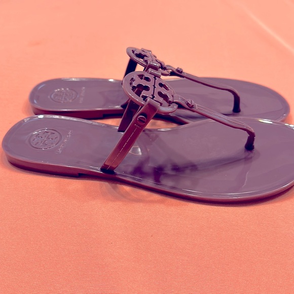 New Tory Burch Sandals. Purple. Size 7M. - Picture 4 of 5